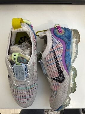 Nike Kids Grey Multicolor Knit Sneakers with Purple & Yellow Accents